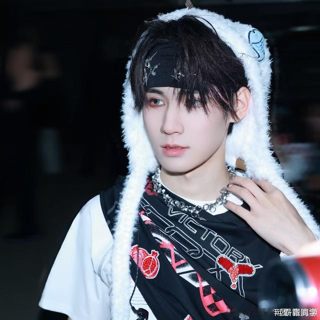 张真源第四天演唱会后的状态 演唱会落幕终于可以卸下紧绷状态，大方坦言自己健康出问