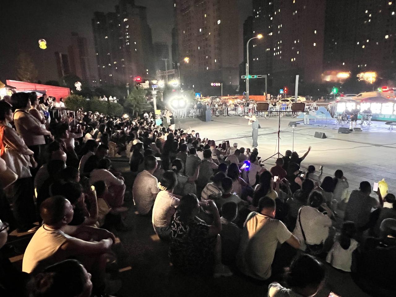 上周刚凑完咸阳湖畔音乐会的热闹，这周看到新官宣的歌单，已经开始搓手等周五下班冲去