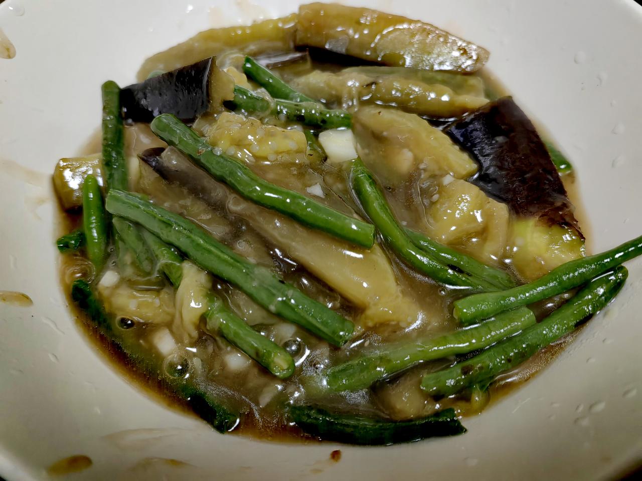晚餐。茄子豇豆，莴笋干鸡蛋。当然还有猪蹄。
