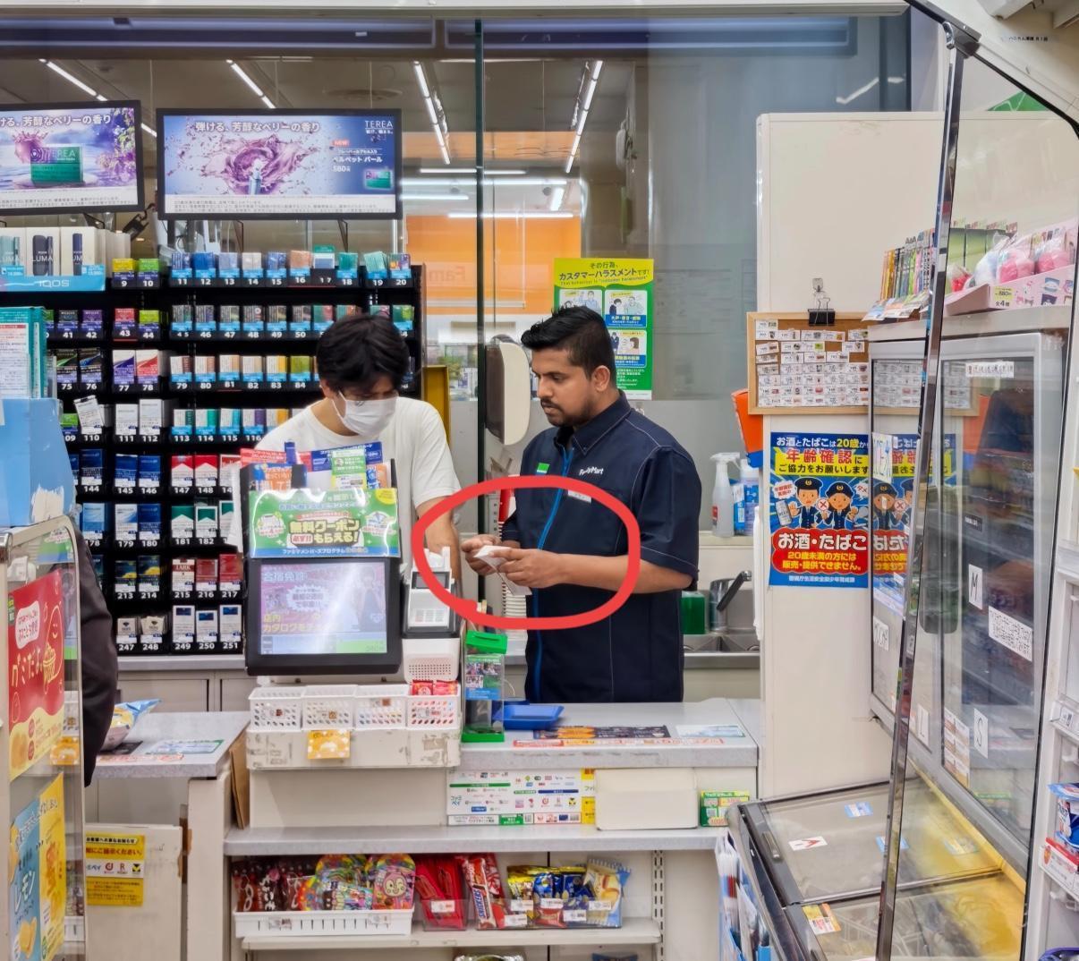 深圳南山某连锁超市，三个印度游客推着4袋大米结账，竟只扫2袋就想走，被收银员识破