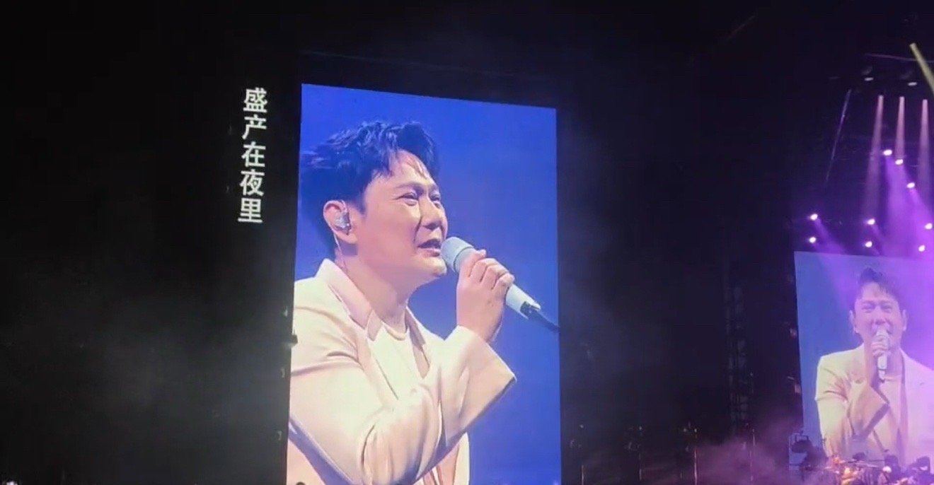 #张信哲为了粉丝再唱心情卡片# 永远都会被张信哲的真诚给感动到，让我们也能够感受