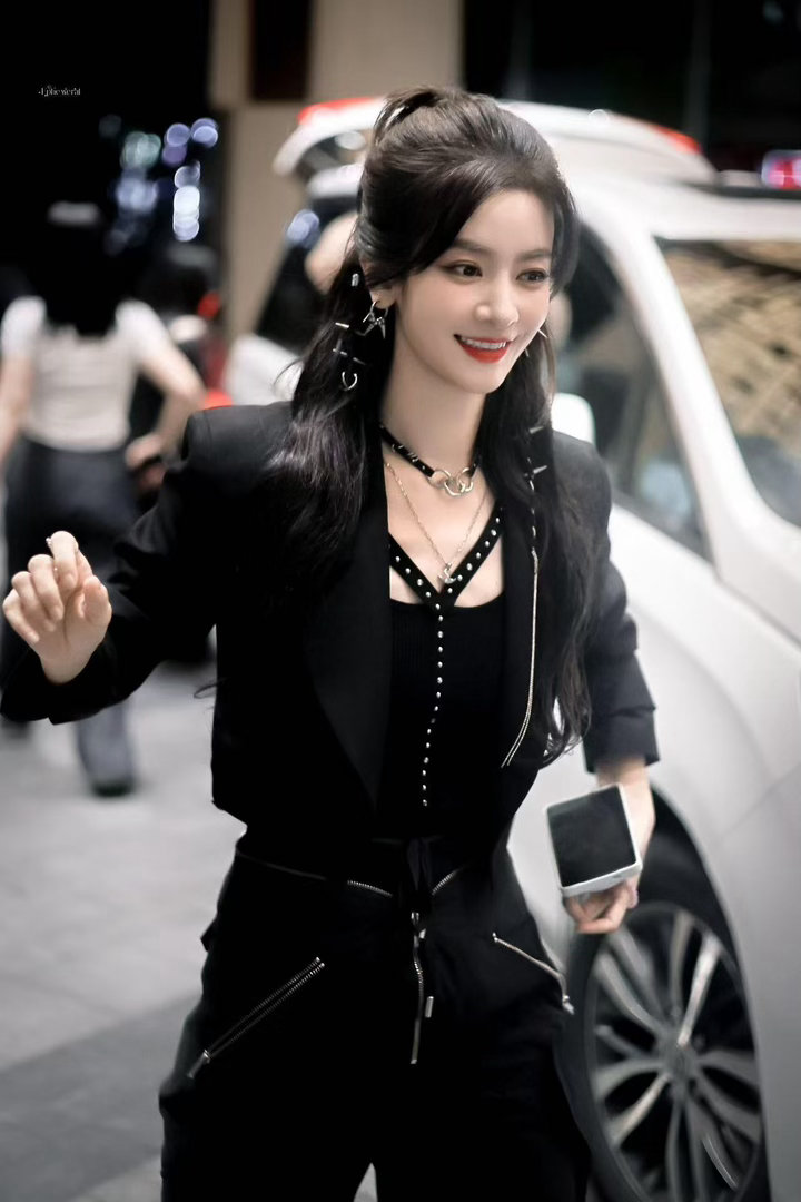 李晟十日终焉领口带血看到李晟章晨泽杀青照的细节瞬间安心，领口血迹藏着一场场生死博