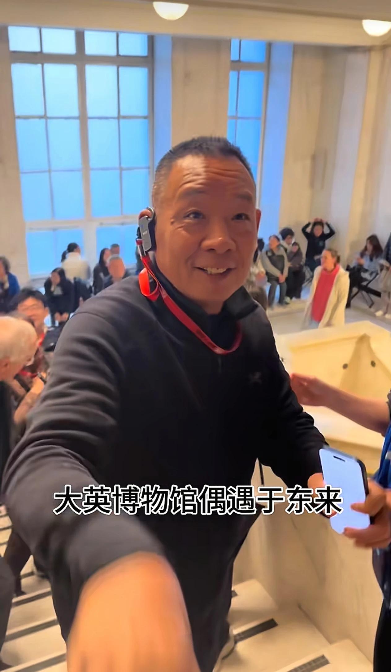 胖东来创始人于东来开启伦敦文化之旅，现身大英博物馆参观。他在个人账号分享馆内藏品