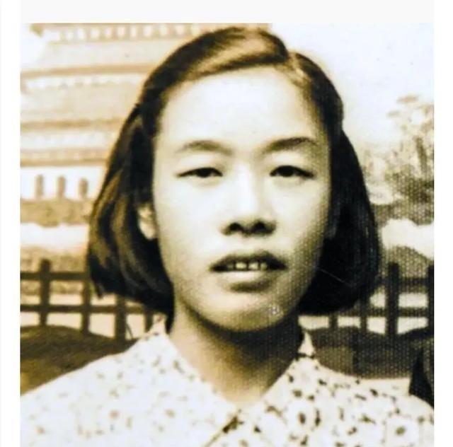 1949年11月27日，特务用火点燃了渣滓洞监狱。一个女人被浓烟呛醒，她冲出牢门