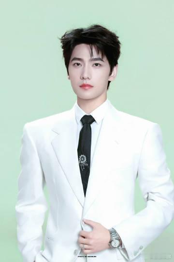 杨洋再解两颗扣子杨洋深V白西服 全网循环的神仙西装路透，纯白面料高级耐看，两颗扣