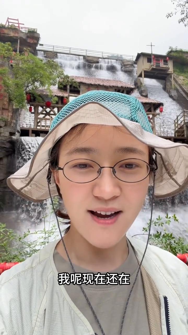 哈喽大家好，我是娇。我现在还在广东韶关的剧组，今天因为是我生日，所以剧组放了我一