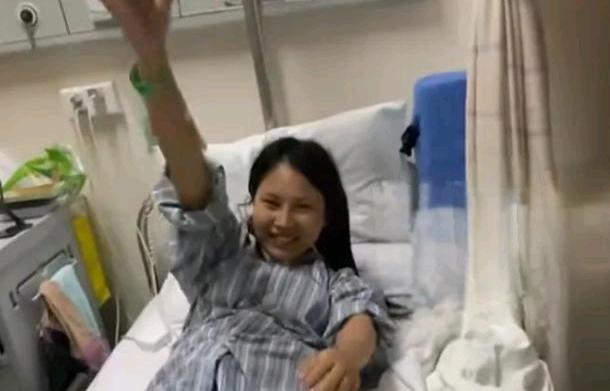 浙江，95后女孩患不死癌症，瘫痪在床，家人放弃让其自生自灭！女孩不认命，坐着轮椅