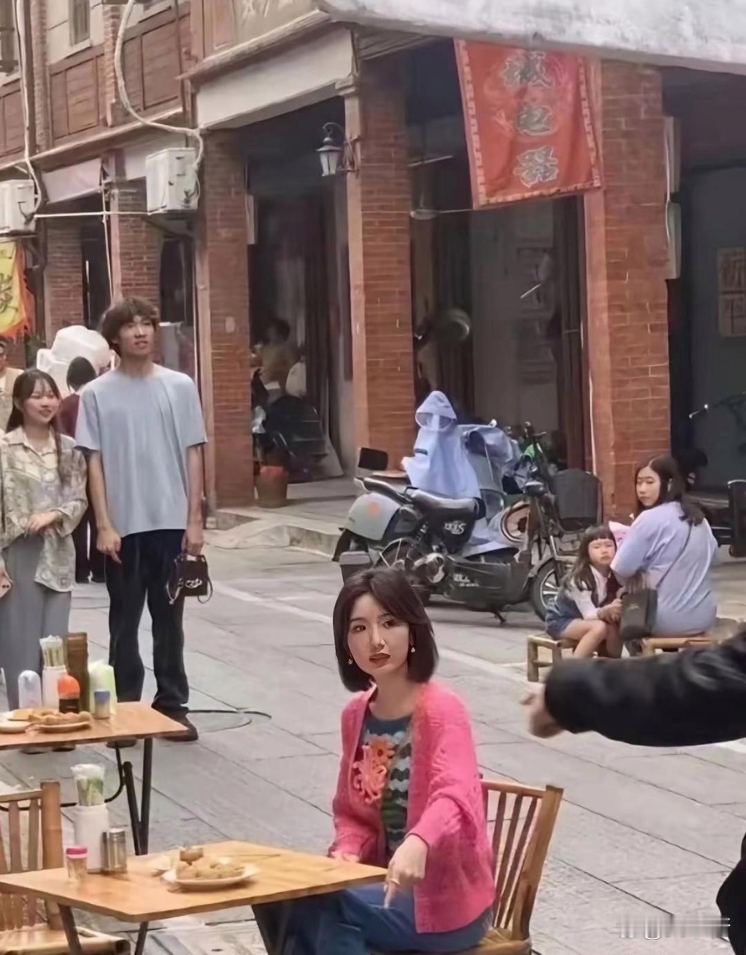 别再被毛晓彤的滤镜骗‎‎了⁠﻿﻿，她生图‎‏长这样！果然明星还是得﻿‎看1手⁠照