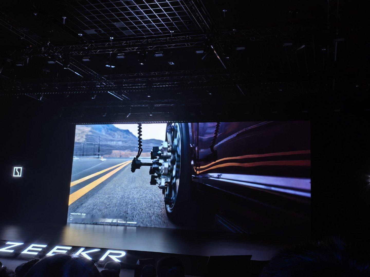 爆胎又有新的玩法，新的新高度。高速爆胎，下雨低附路面，U 型弯，还能绕桩主动稳定