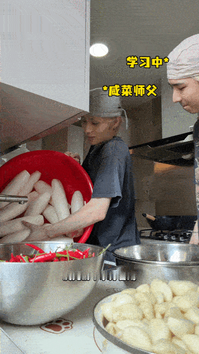 井胧赵让腌泡萝卜井胧手把手教学，赵让认真动手复刻，全程毫无专业手法，已经开始期待