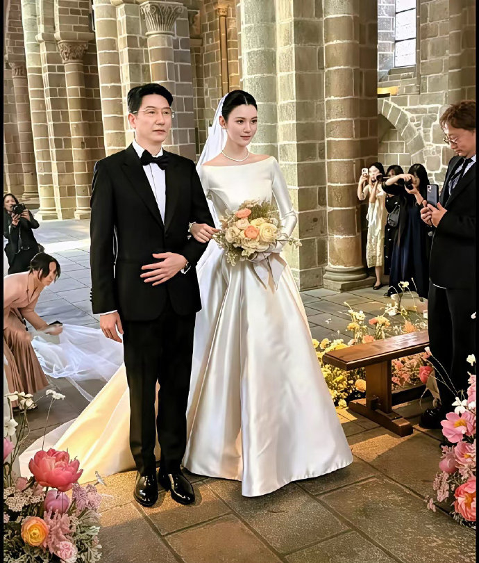奚梦瑶爸爸仪态身形真的很优越了！果然超模基因是遗传的，爸爸气场十足👨🦱✨ 奚