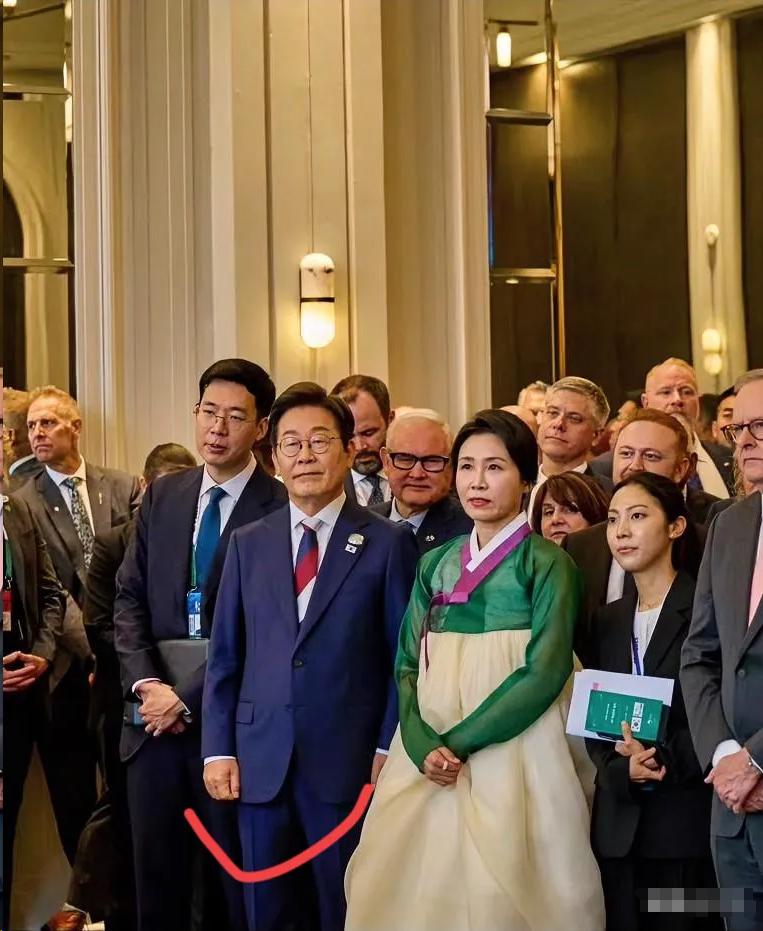 韩国总统李在明和第一夫人金慧京受邀出席七国集团首脑峰会，原本兴致勃勃想与美国总统
