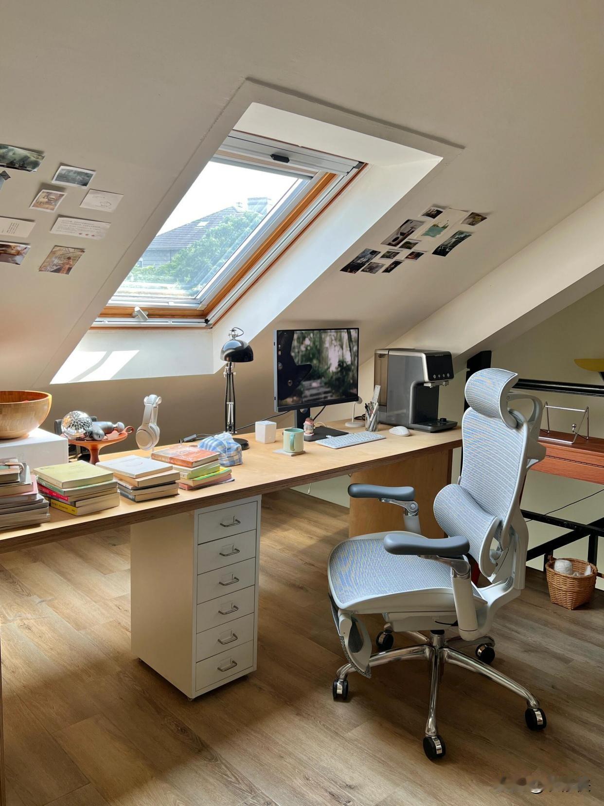 两年前看房，老婆站在顶层阁楼的斜窗下，看着满天星光，死活非要买。我当时急得拍桌子