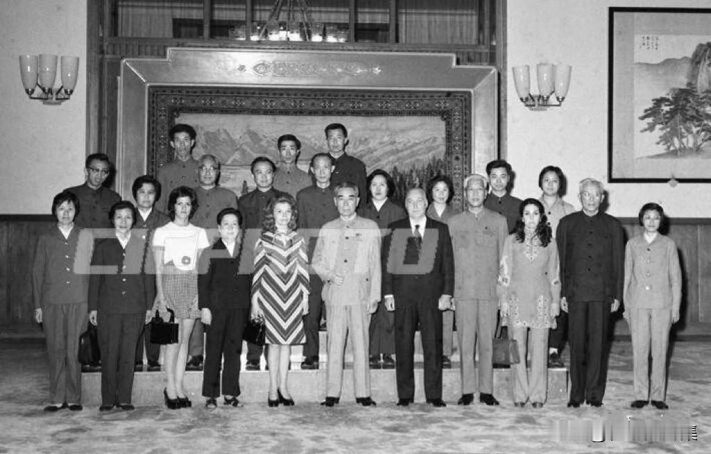 【周总理历史上的今天——5月13日】
1973年5月13日晚，周恩来总理在北京人