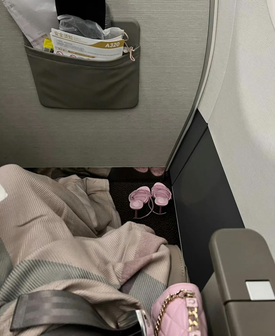 “ 你太不了解女孩子了 只要她还肯和你说话 无伦她说的话多么伤人 都是在等着你去