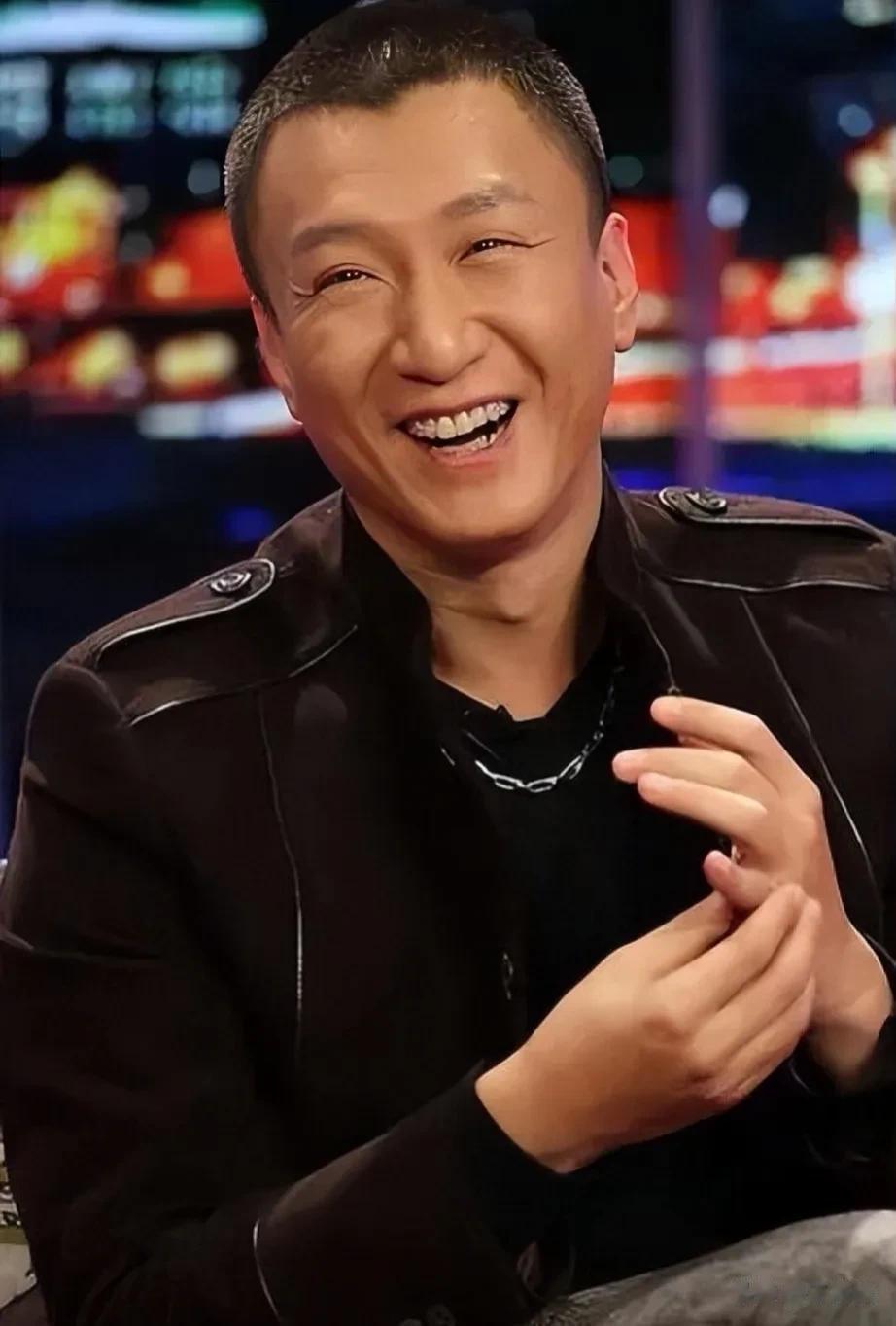 李静问黄志忠:你和孙红雷一个学校的，交情咋样？黄志忠答非所问:他啊，刚进中戏的时