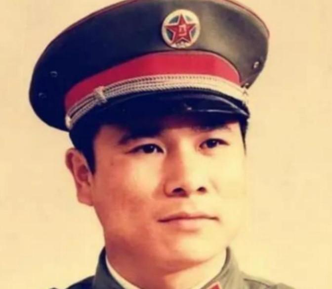 1979年中越边境战争期间，一个叫黄招强的班长带着伤员小队撤退，途中，他下意识喊