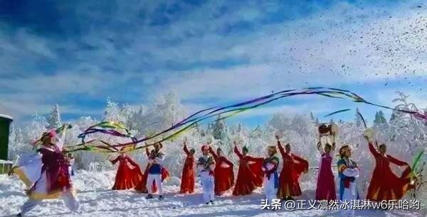 吉林延边的冰雪经济太猛了，简直活力四射！夜幕下，延吉市布尔哈通河冰面灯光璀璨，雪