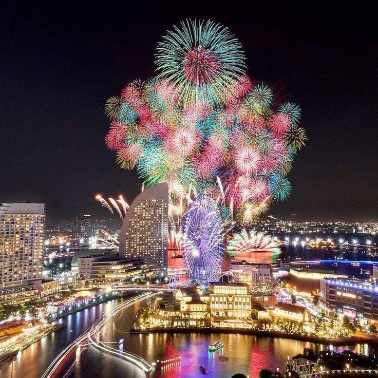 世界各国跨年的景象，有些时候人类的情感是相通的，希望2025年的世界上多一些共情