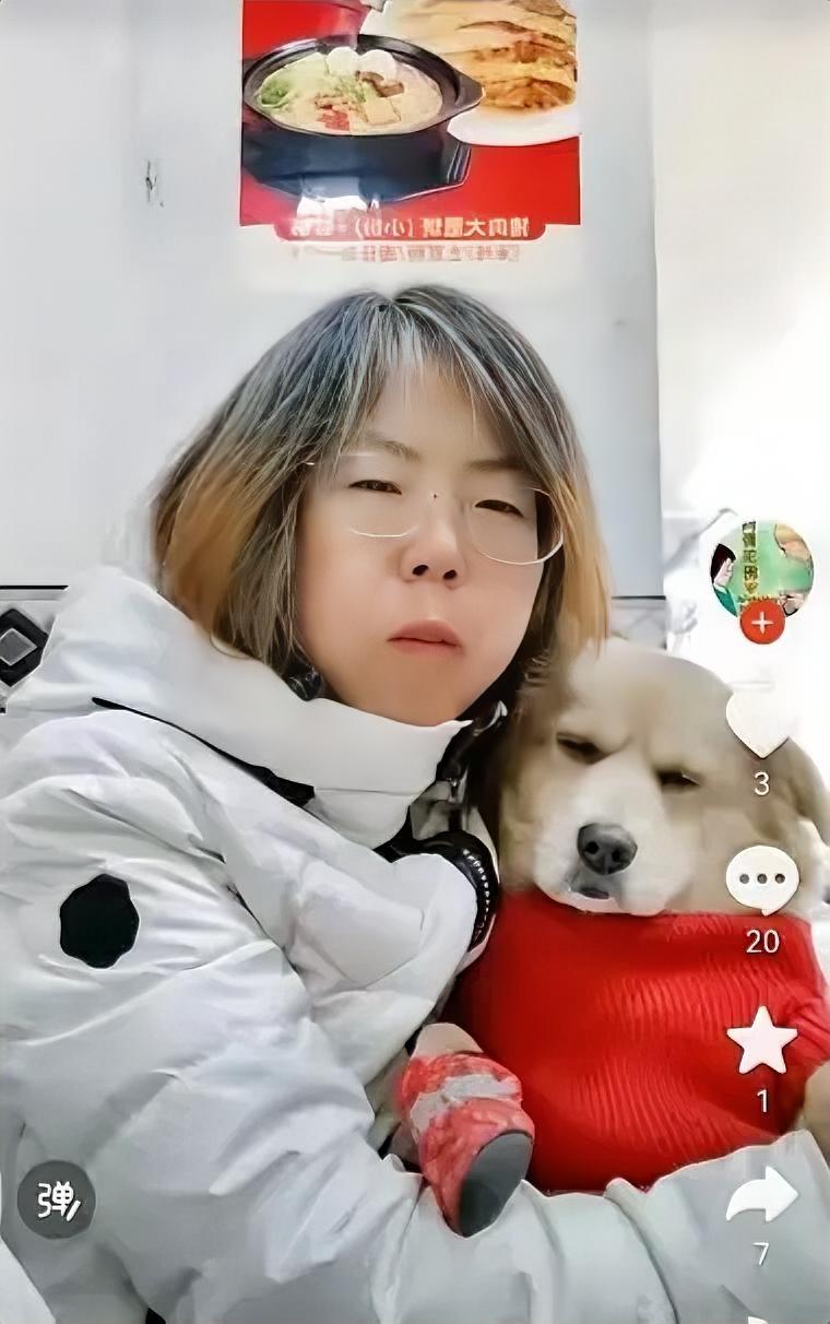 一觉醒来，带狗吃涮肉的女子的天塌了！
 
她没想到自己的 “爱狗” 行为遭到了网