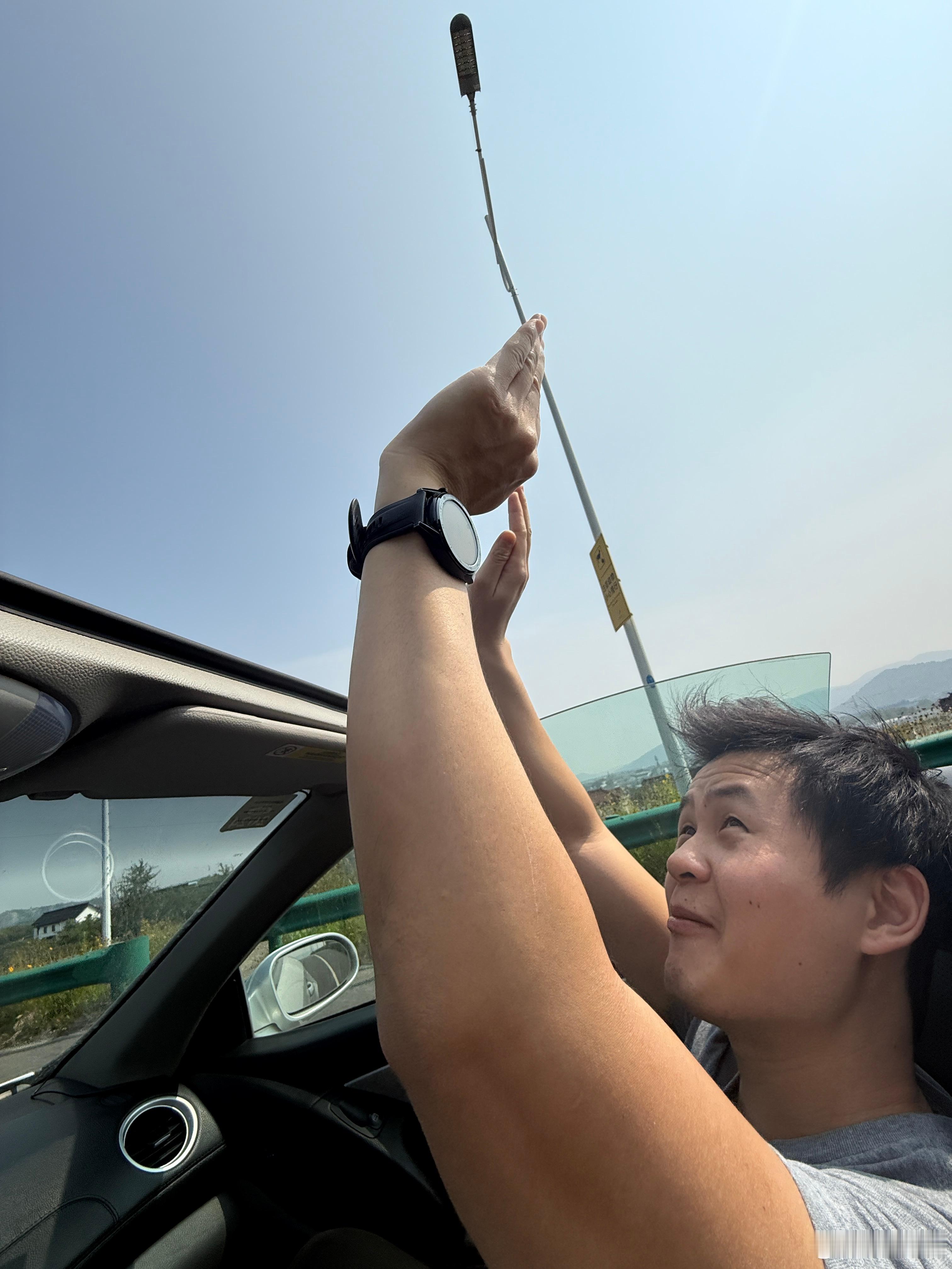 F1工程师说:这样把手伸出去，再给个角度，风把手往下推的这个力，就会给这台车增加