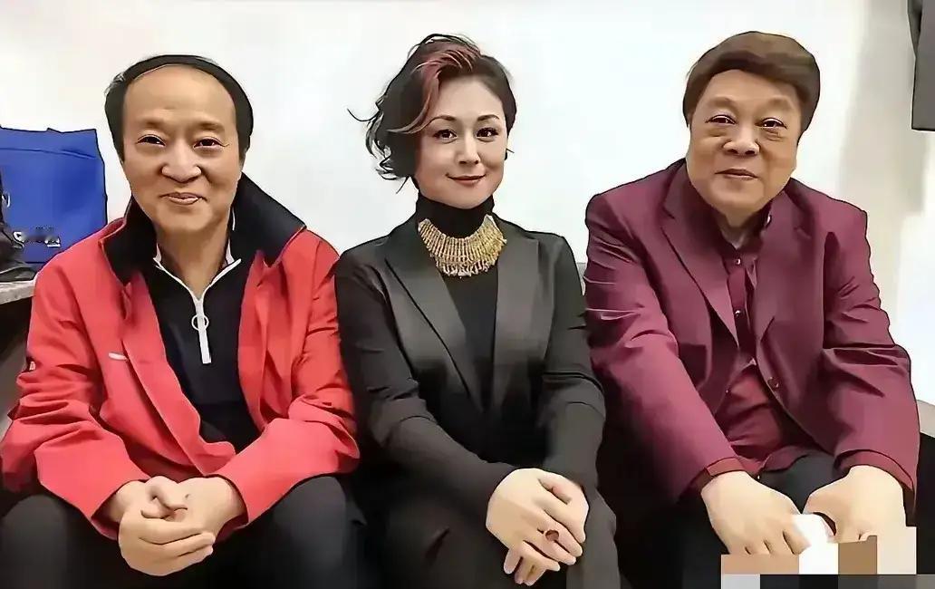 一个小品界牛人
一个主持界大佬
中间这位美女扮得有棱有形的美女有几人认识
其中二