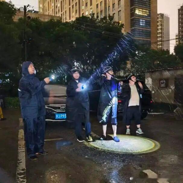 台州路桥全员集结逆风而行守护万家灯火面对台风侵袭，各条线工作人员迅速集结、迎风出