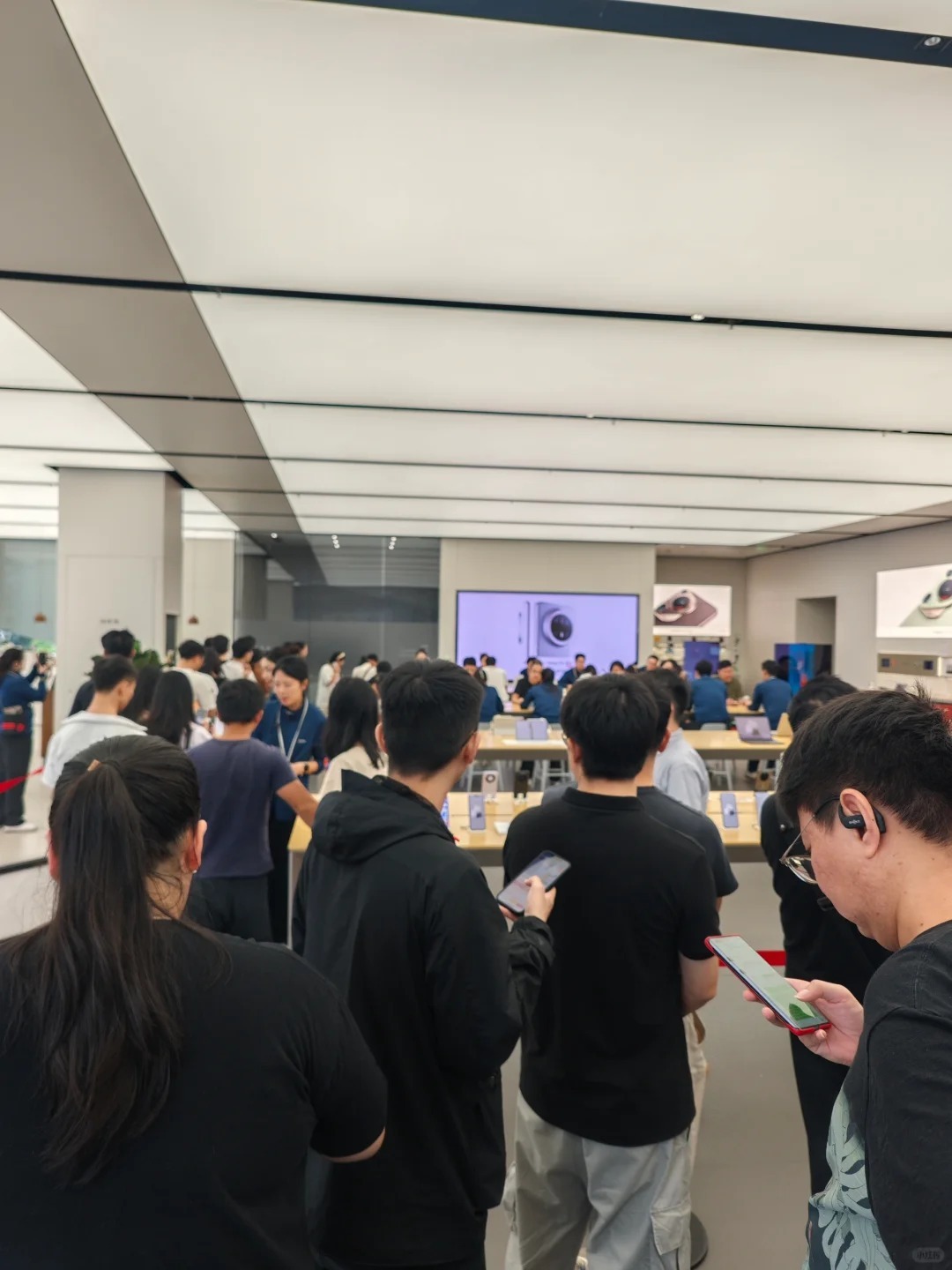 工作日华为店里还这么多人预约Mate 70，都不上班的吗？ 