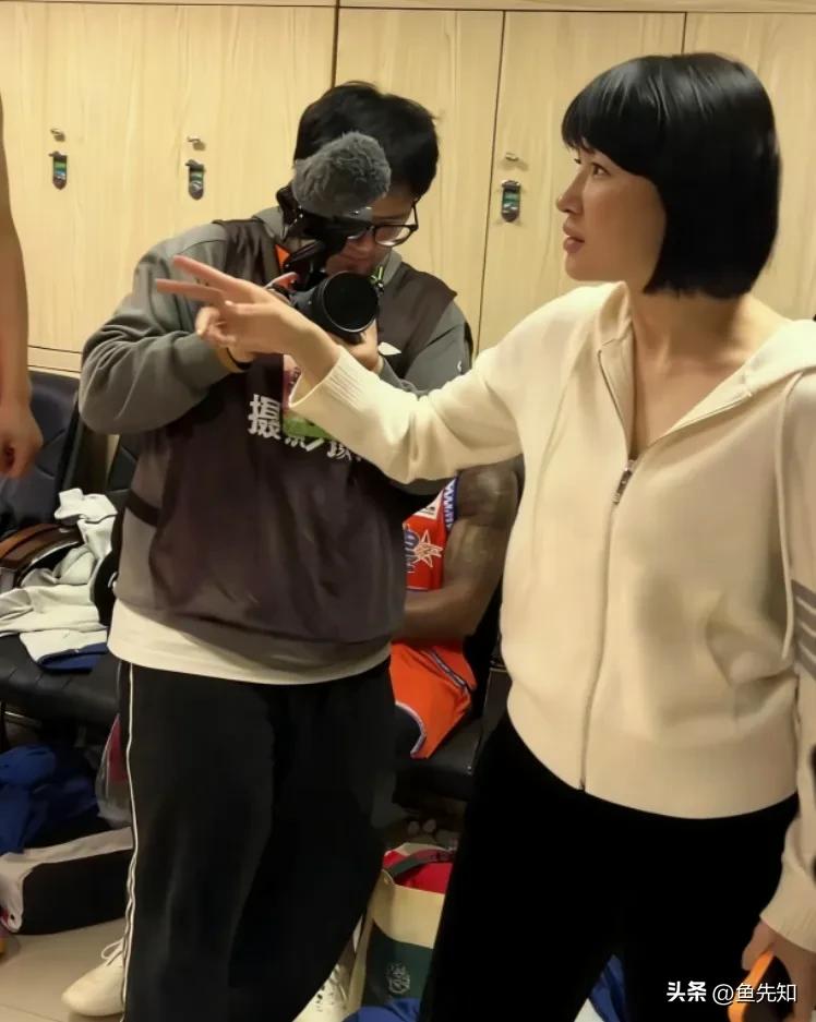 论功行赏，福建队战胜北京队的赛后更衣室，球队董事长伍佰兰在更衣室说，今晚奖金翻倍