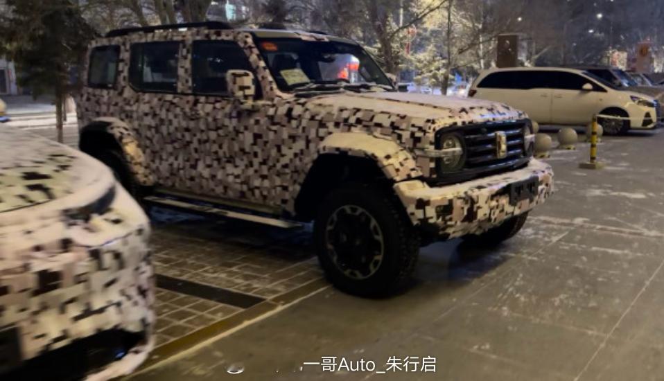 长城的新车谍照图曝光看起来似乎是一款六座的SUV目前我感觉它会是虎克版的坦克30