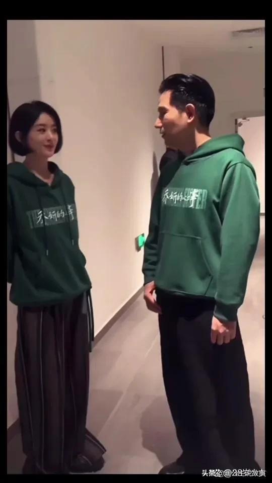 接娃被偷拍气到炸！明星孩子连手被谁牵都上热搜，换你你能忍？当妈的都懂这种窒息感。