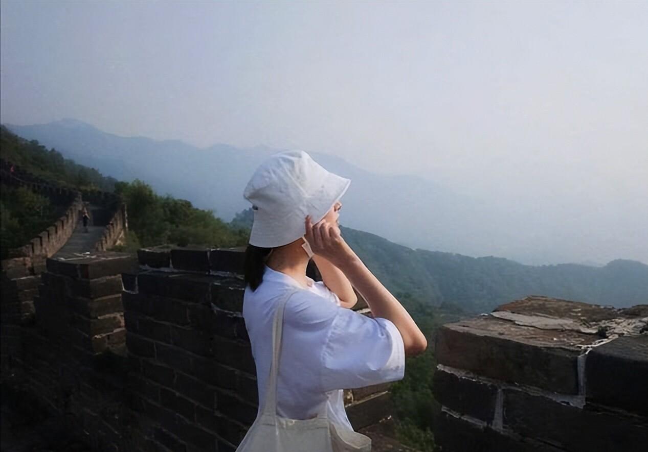 前往长城进行游玩的时候，有的时候会碰到这般的状况。心里担忧自己打扮得过于精致，结