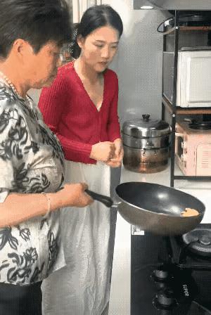 马上要为人妻为人母了，饭都不会做，可怎么办？
妈妈在厨房做着饭，心里想到这些就有