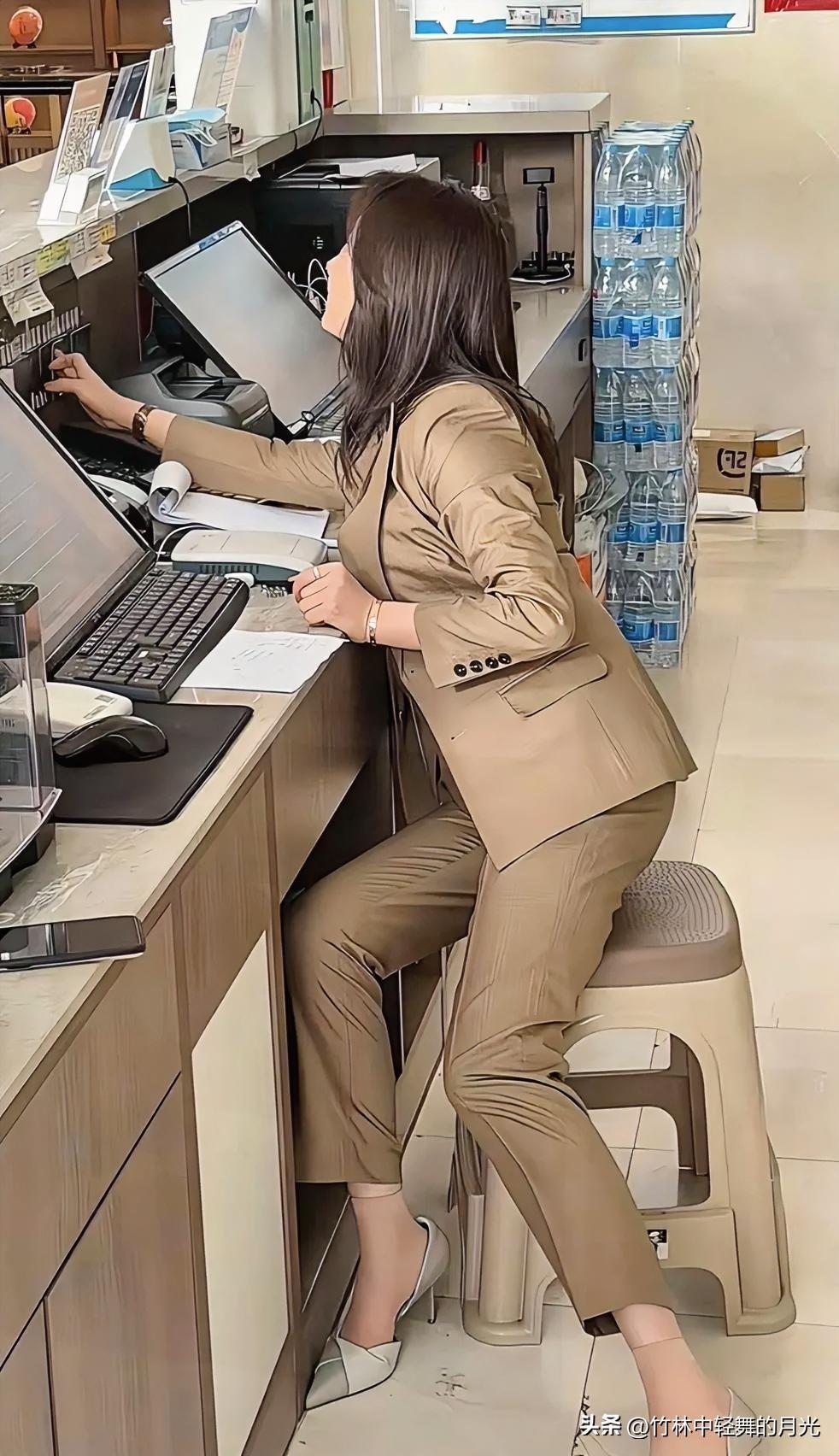 现在的人有多拼，闺蜜说她失业后，重新找了个工作，是收银前台兼会计，环境好还不累，