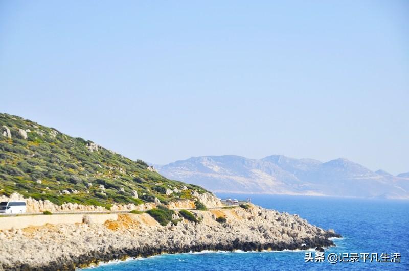 旅行随手拍晨光漫过车窗时，我正趴在沿海公路的护栏上数浪花。海风吹散了发梢的潮气，