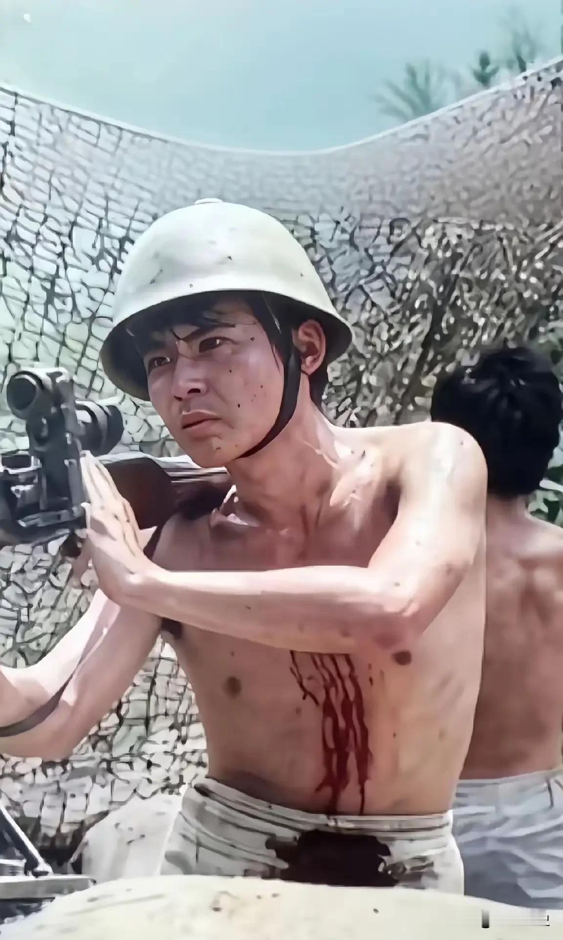 一张不敢多看的老照片：1988年，四川新津朱玉东在老山那拉中弹，撕了衣服裹住伤口