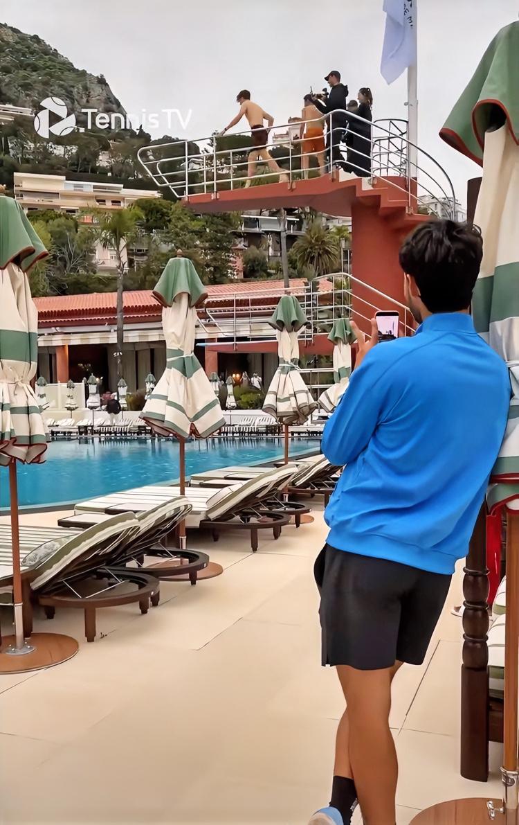 没心没肺、活着不累[大笑]
蒙特卡洛大师赛男单决赛，阿尔卡拉斯0-2不敌辛纳，卫