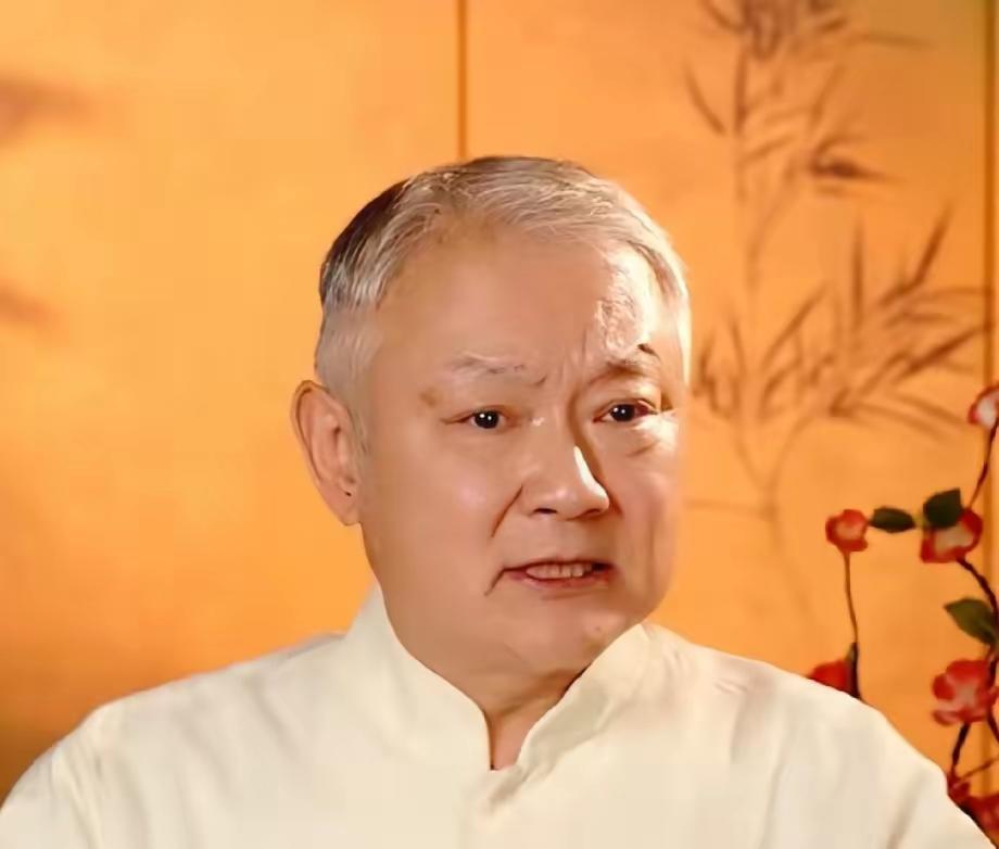 欧阳奋强说：“史延芹是山东的话剧团的一个普普通通的服装管理员。说实在话，如果放在