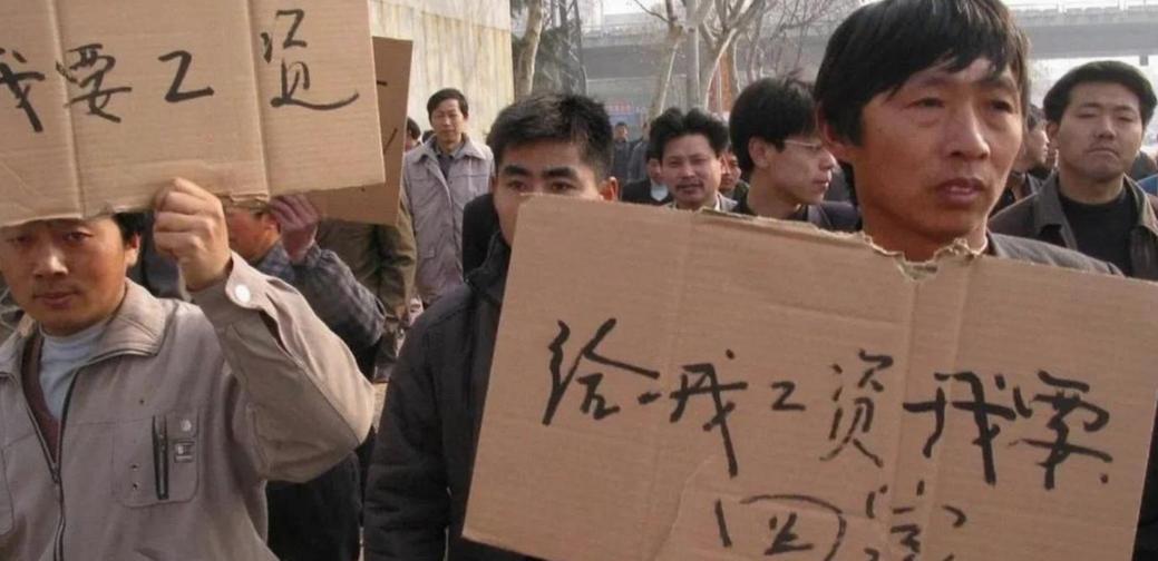 2005年，农民工王斌余，因父亲腿断急需用钱，找老板讨要被拖欠的5000元工资。