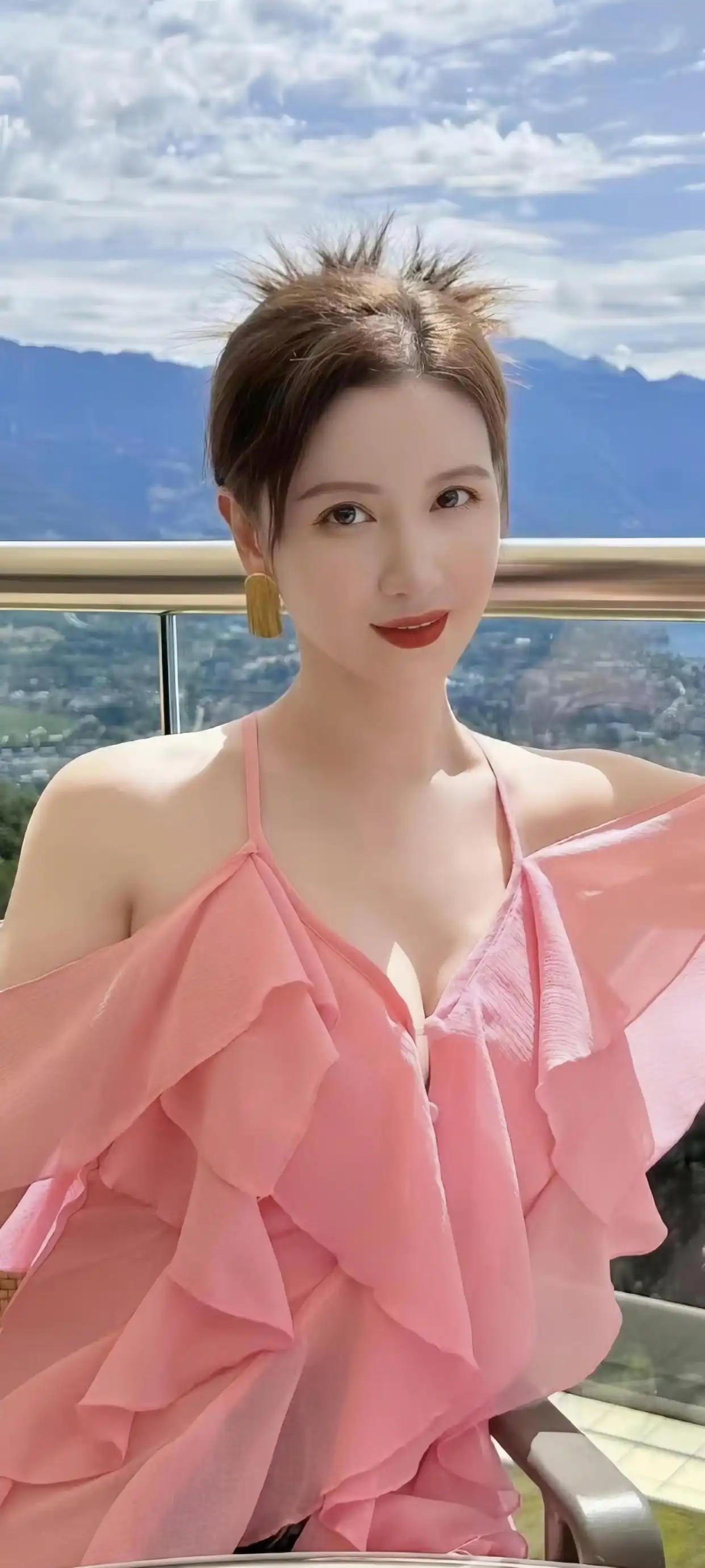 张萌回应为何没有换掉黄洋甜甜？近日，由黄洋甜甜主演的冰湖重生开播了，总制片人张萌