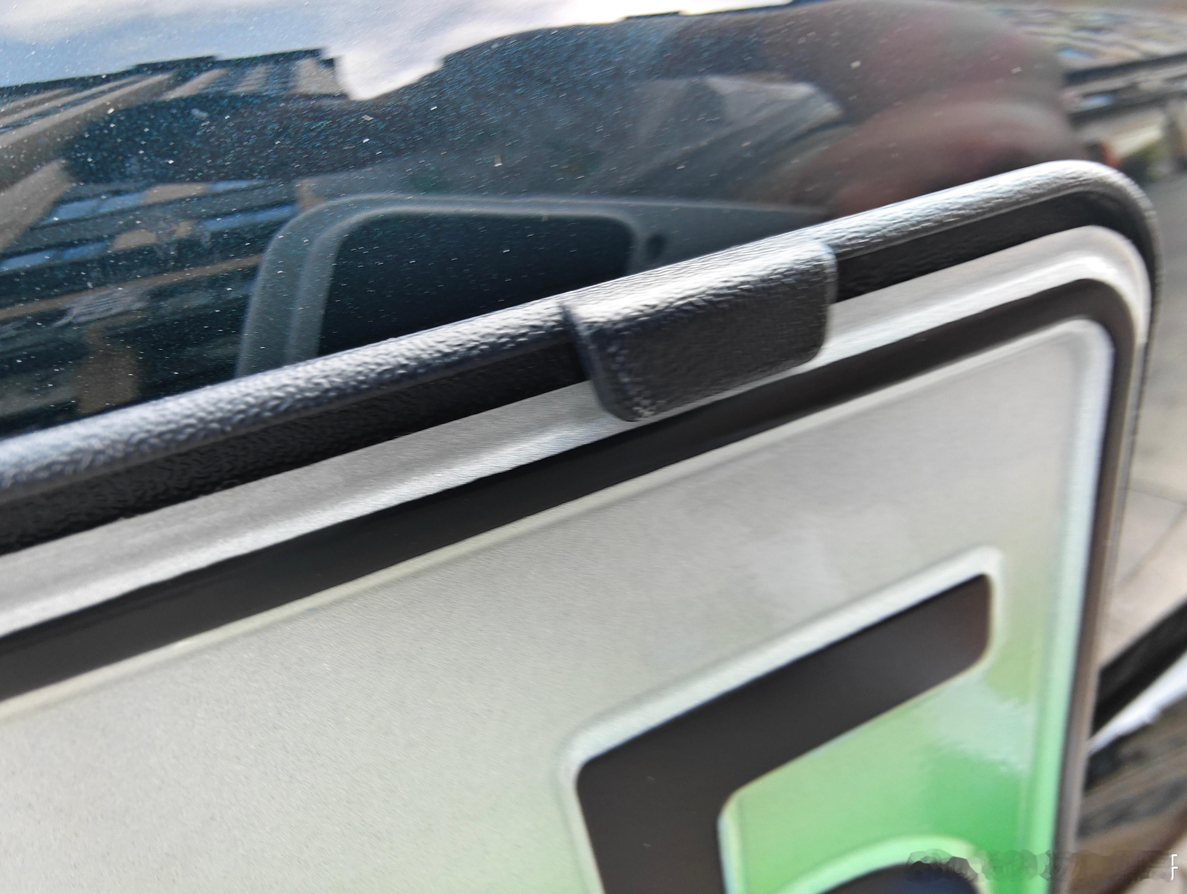 小米su7上的这个牌照框卡扣真的是非常细节了没有这个卡扣固定住牌照牌照会翘起来牌