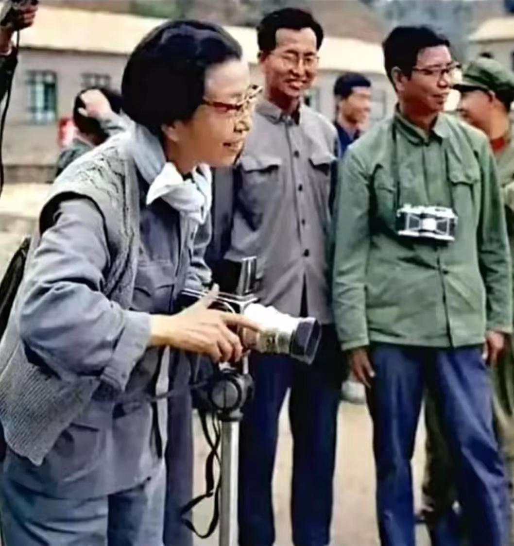 这张照片应该是六十年代，那个男子戴的相机高级，上网查了一下，初步判断可能是德国徕