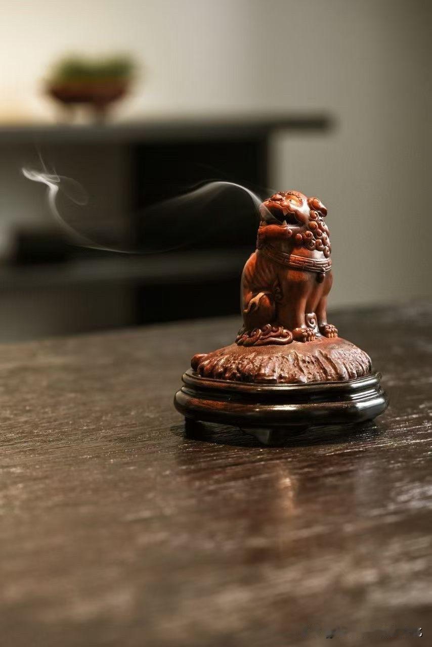 案头一炉，最宜有些天真趣味。

鹿角化作香炉，造型憨拙可爱，却不失雅致。手作痕迹