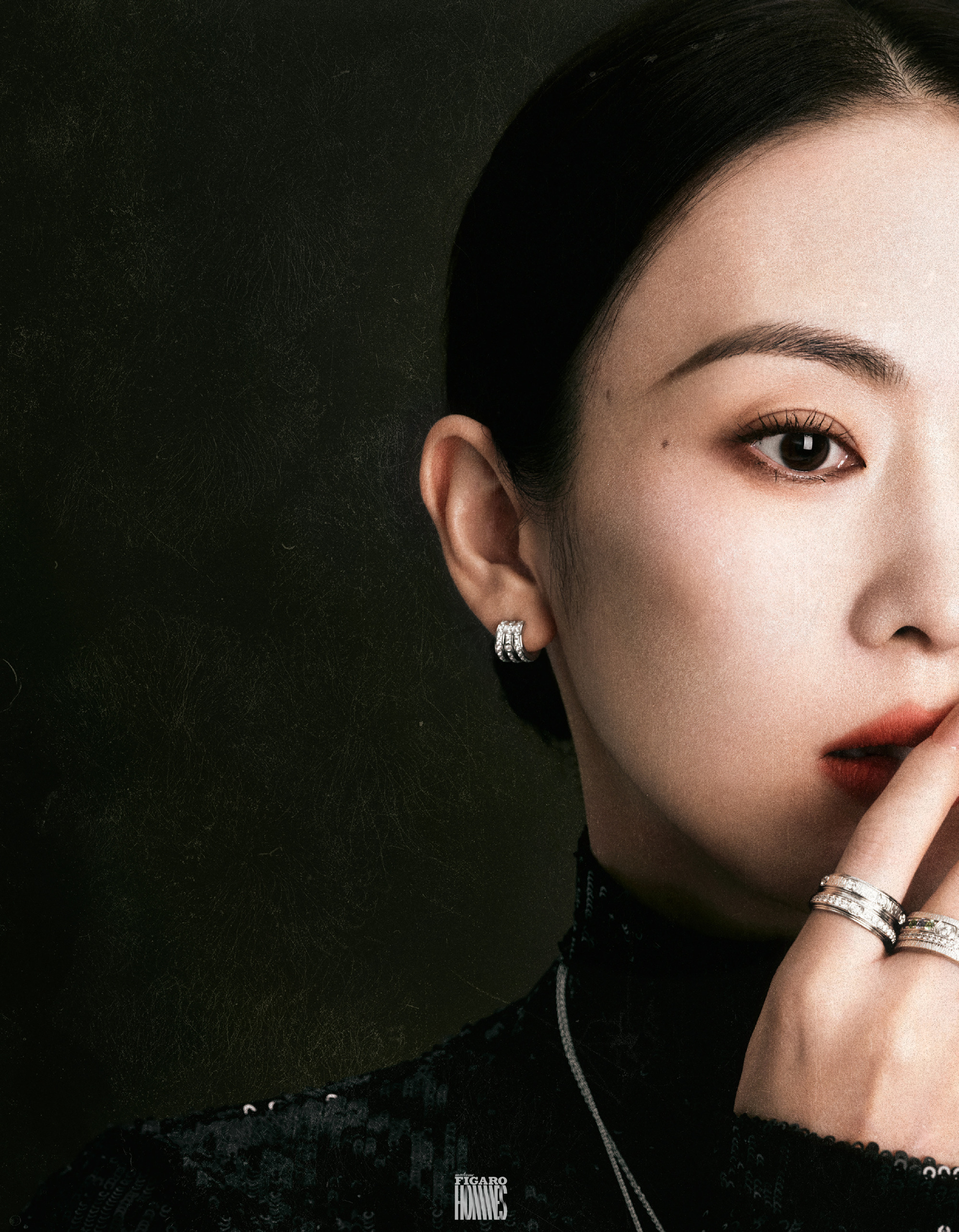 童瑶费加罗男士十月刊封面流纱花苞裙大片。童瑶