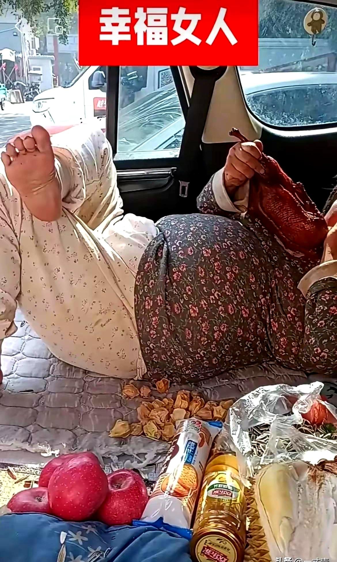 你说换个灯泡能有多难？
结果我给隔壁大姐帮这个忙，愣是整出了让我恨不得找地缝钻的