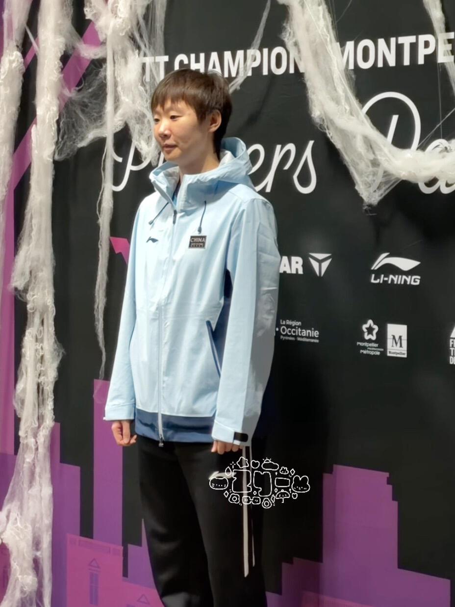 王曼昱真的好帅气，万圣节限定猫咪，可爱是不是也很多一点，身形保持的真好！
这一身