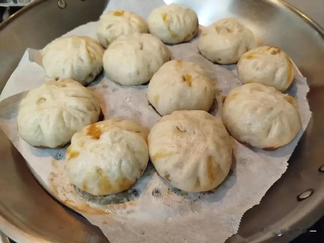 一次于家中吃包子，因家中人多，口味各异，遂包了四种馅料。
包子出锅后，小外甥随手
