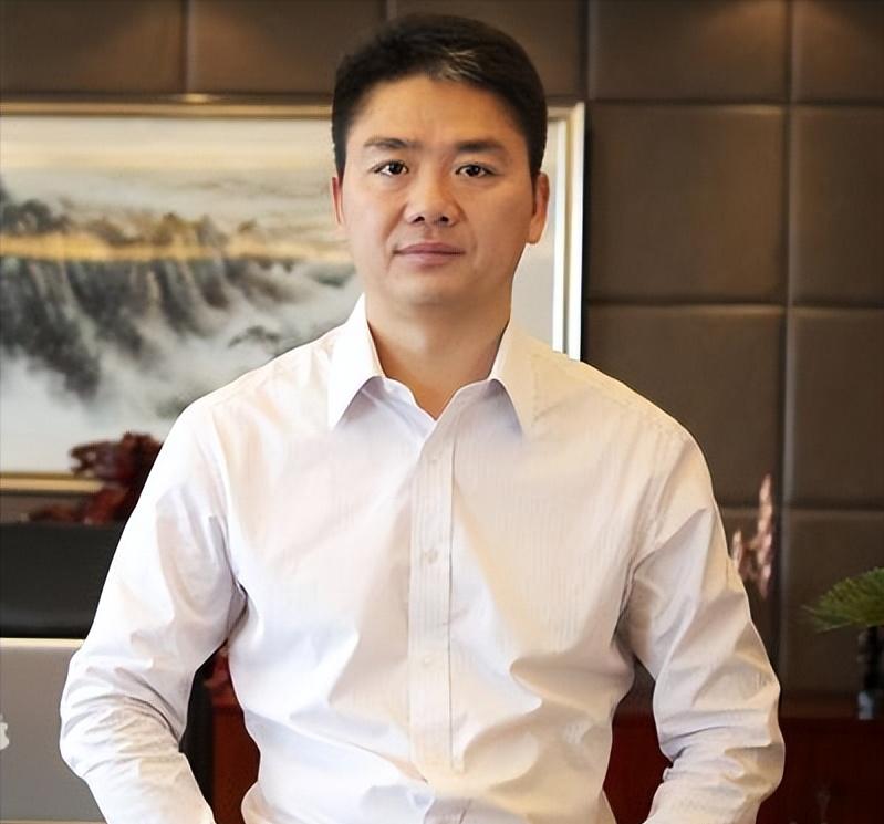 记者曾询问刘强东：“你家的亲戚也在京东上班吗？”刘强东点了点头。主持人追问：“都