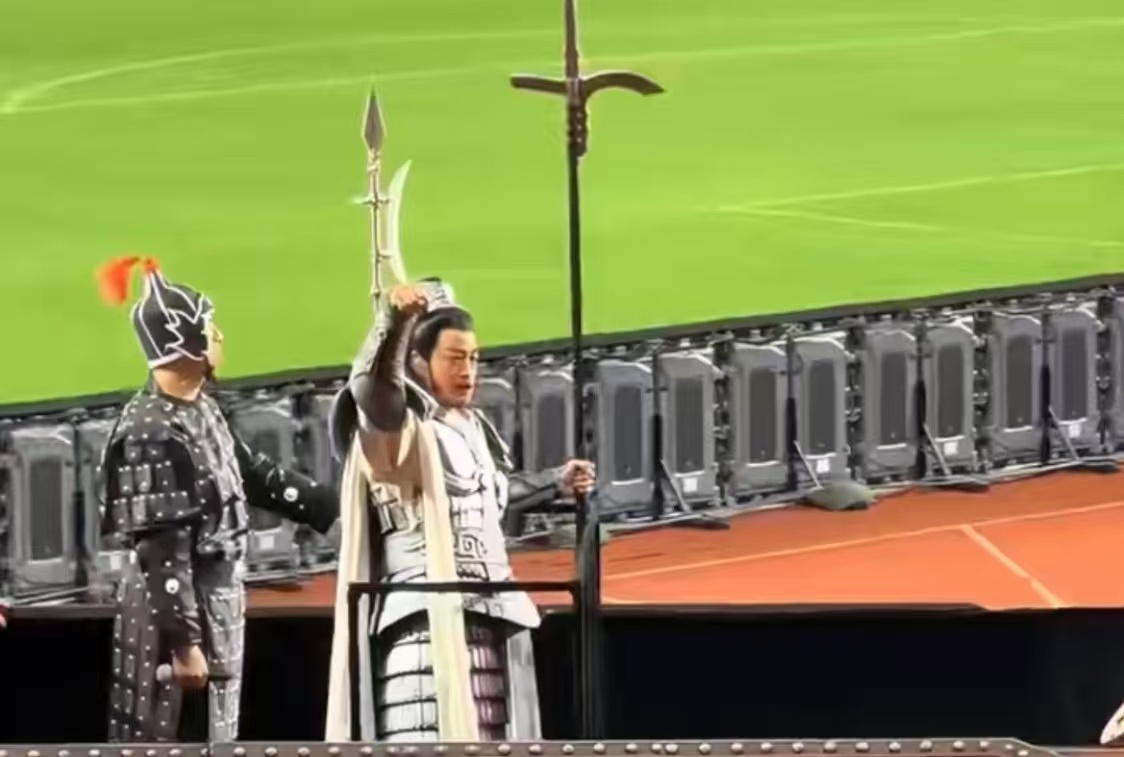 经典荧幕硬汉的气场和整车气质完美契合，这种双向适配的氛围感真的很戳人，画面感直接