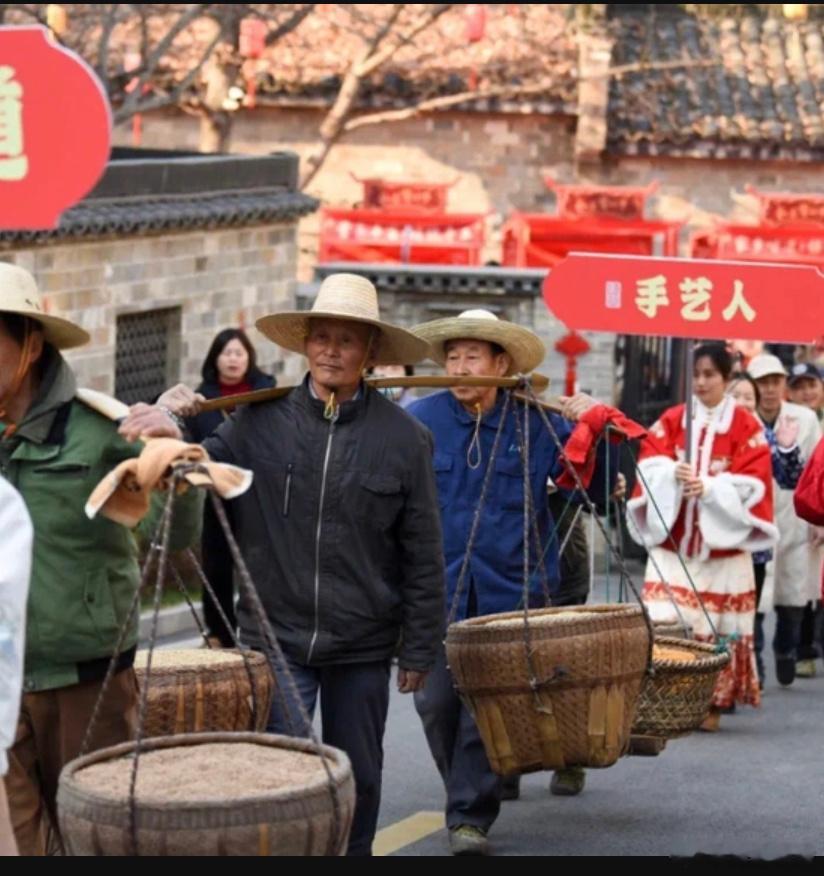 这些老物件让春节具象化了 这些老物件确实让春节变得更加具象化。它们不仅是物品，更